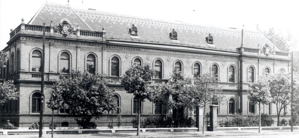 Az állatorvosi campus építéstörténete 1787 2000 Mint korábban a Kunewalder-ház, ez a campus is helyet adott egy rokon intézménynek.