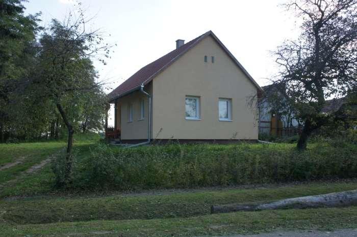 többtraktusos, sátortetős, kontyolt nyeregtetős, földszintes lakóépületek.