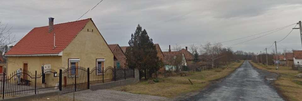 A lakóépületek karaktere klasszikus, utcára merőleges gerincű,
