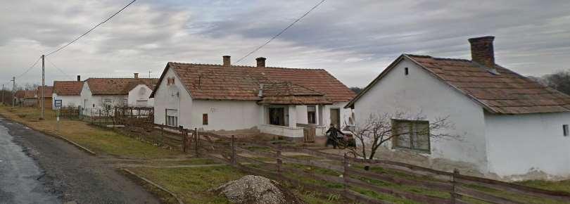 Jellemző a 3-5 méteres előkert, az oldalhatáron álló beépítési mód,