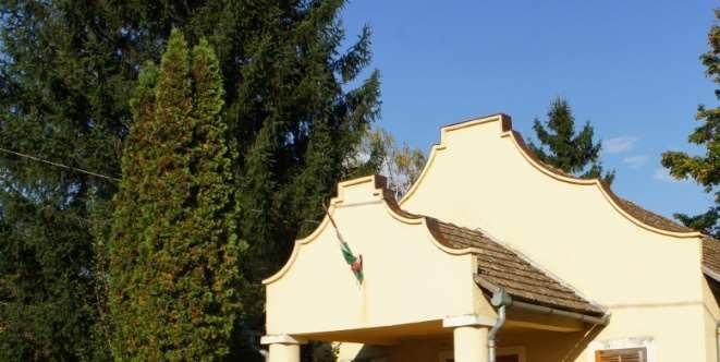 Az egymás mellett álló házak homlokzatának
