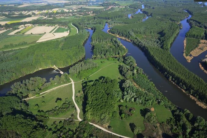 10. A kontinens legméretesebb hordalékkúpja, melynek teljes területe 9000 négyzetkilométer. Ausztria, Magyarország és Szlovákia osztozik rajta.