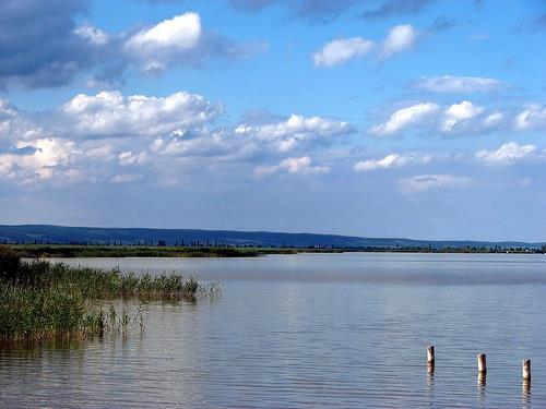 3. Ez a húszezer éves sós tó Európában a legnagyobb. Az állat- és növényvilága egyedülálló.