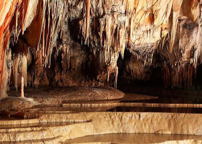 7. A Gömör-Tornai karszt legszebb barlangjainak egyike. Itt található egy cseppkő, mely 33 méter magas, ezzel jelenleg is a világ legnagyobb cseppkövei közé tartozik.