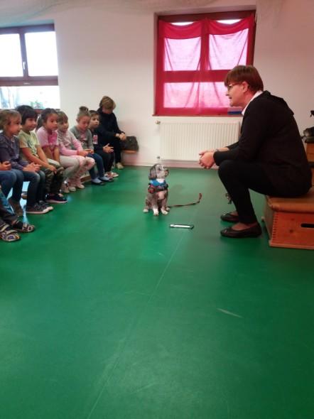 A református hitoktató vendége egy siket-néma hölgy volt ezen a napon, aki a kutyájával érkezett.