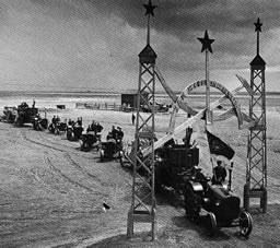 Traktorok felsorakozása a Lenin-kolhozban, 1933 1. 2. 3.