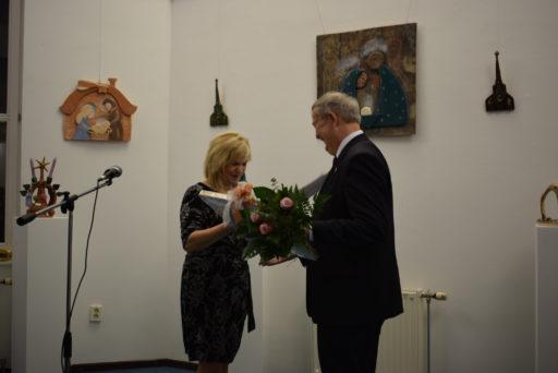 vezetőjének, elismerve a munkáját, segítőkészségét,
