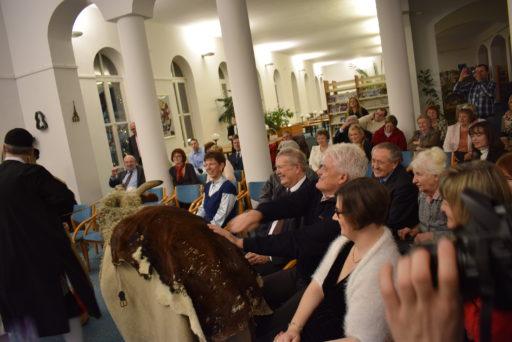 A hivatalos program után a rendezvény a könyvtár földszinti un. Verseghy teremben folytatódót.