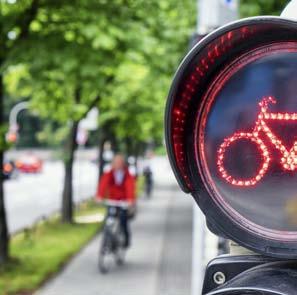 Ezért fontos, hogy gyermekünkkel megosszuk és elsajátíttassuk a legfontosabb közlekedési szabályokat és kerékpározási ismereteket, illetve hívjuk fel a figyelmét azok szigorú betartására!