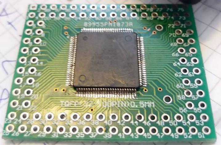 BOROS Rafael Ruben mikrovezérlő önmagában külső elemek nélkül nem működőképes. Kvarcokat, kondenzátorokat, soros port USB illesztőt, feszültség stabilizátort, csatlakozókat stb. igényel.