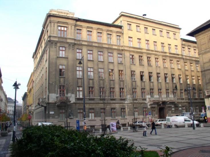 A 300 éve alapított pesti Piarista Gimnázium épülete a kommunizmus idején Az 1948-ban államosított, majd 1950-ben visszaadott Duna-parti épületet