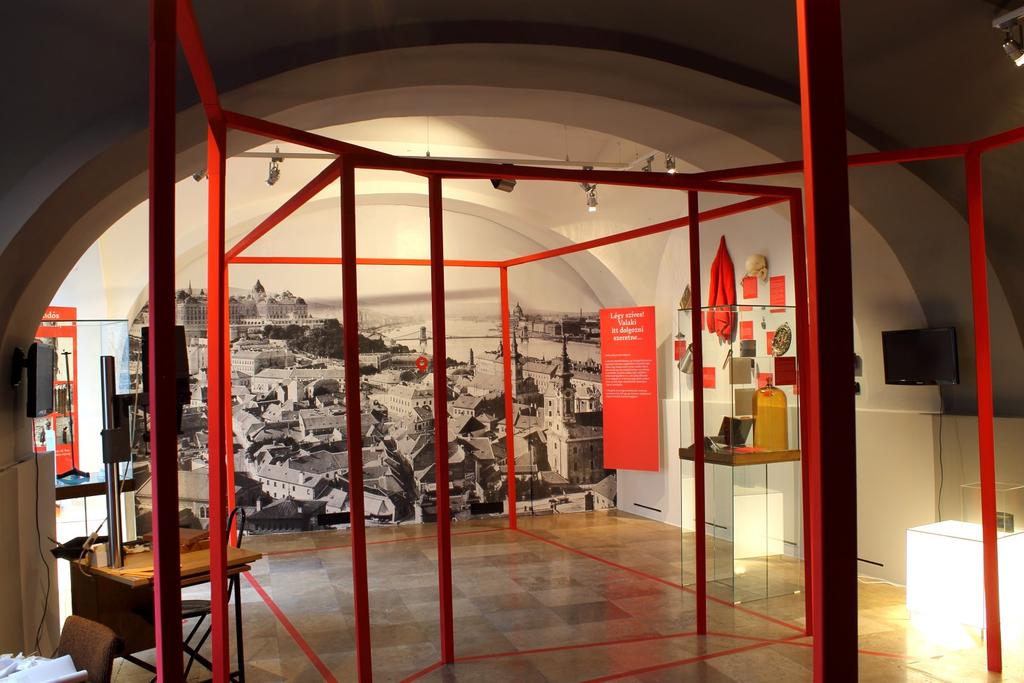 51 KIÁLLÍTÁSOK / EXHIBITIONS Tabáni titok. 50 éves a SOM Időszaki kiállítás 50. Személyes történelem, múzeumi backstage, emlékek.