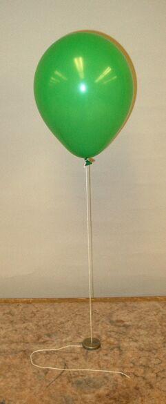 (10 pont) 12. Egy héliummal töltött gömb alakú ballon sugara 40 cm, és egy 2 m hosszú, 5 dkg tömegű zsinórral van megkötve.