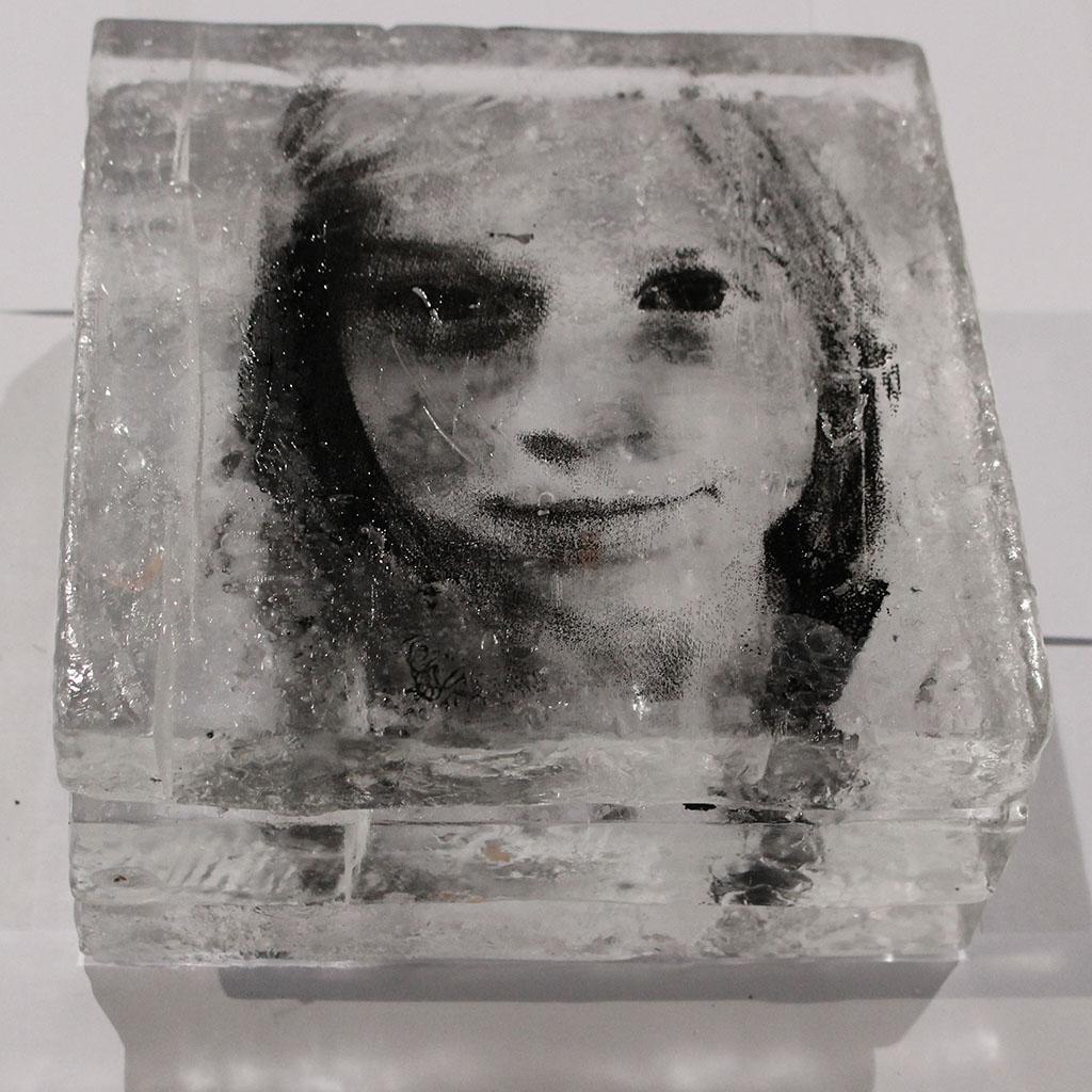 12.kép Sziksz Eszter, Julia Jég: Az első nem hagyományos hordozó felület, amire nyomtattam, a jég volt. Először 2009 környékén kezdtem kísérletezni vele.