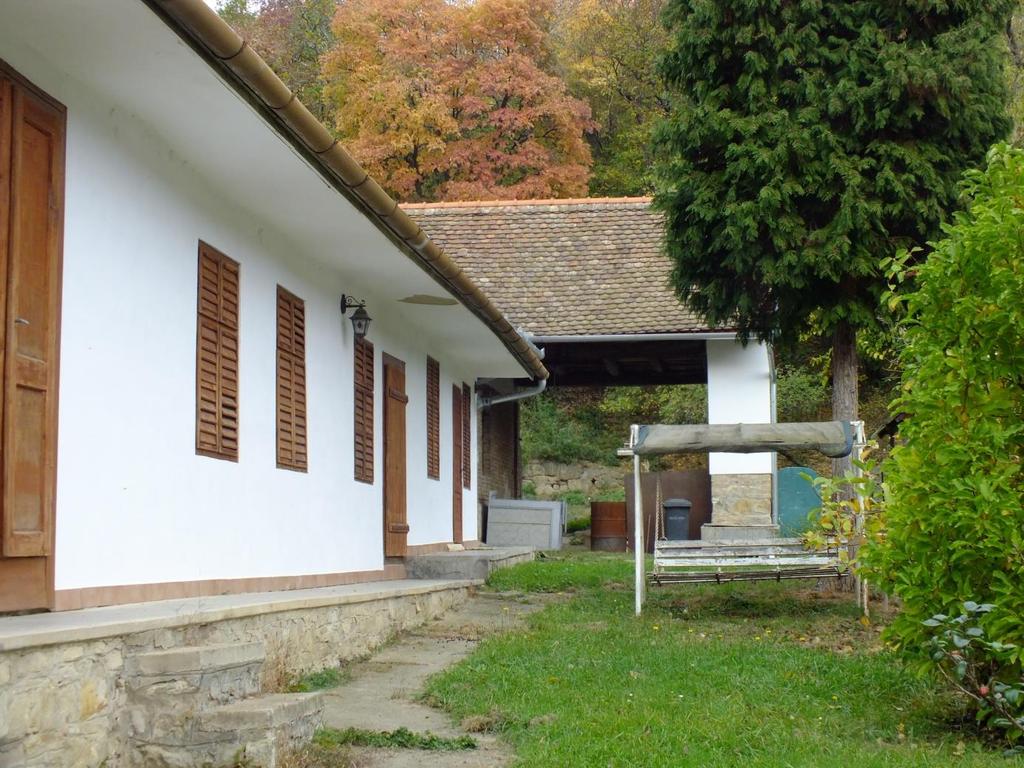 Az épületeket magastetővel kell ellátni, a tető lejtésszögét 37-45 között kell megválasztani.