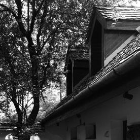 Ezzel az építészeti megoldással az épület egyszerre alkalmazkodik a meglévő formakincshez és az új építészeti elemekhez (tartószerkezeti megoldások, belsőépítészeti kialakítások).