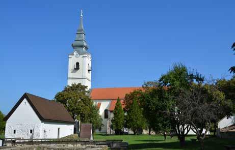 században épült, majd 1740-ben átépítették. Mellékhajója a sekrestyével későbbi hozzáépítés, feltételezhetően 1848-ban készült. A templomot 1967-ben átépítették.