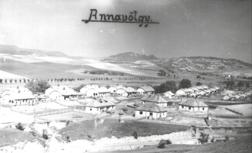 1922 és 1925 között épült fel a 74 lakásból és az óvodából álló Újkolónia, melynek megépítésekor kapott a falu új négy-tantermes iskolát is.