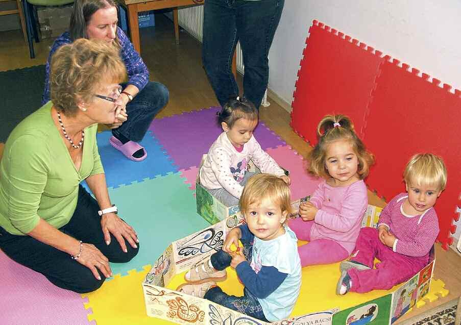 Hazainduláskor pedig lehetőség nyílt a gyermekek könyvtári beíratására, könyvkölcsönzésre, melyhez egy aranyos papírtáska és