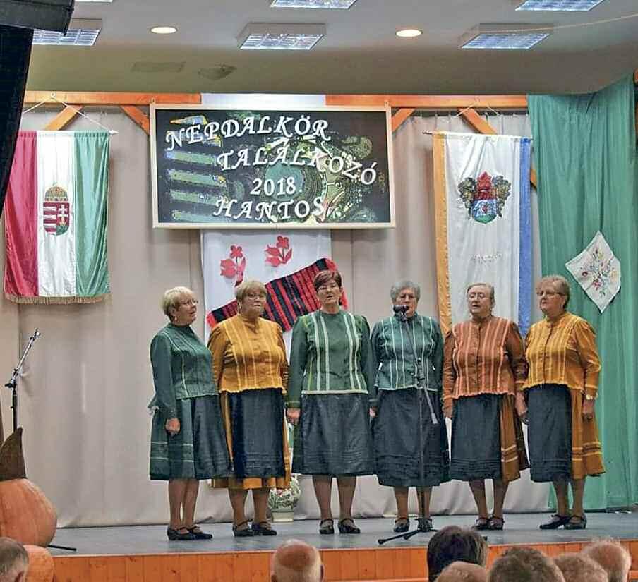 a BESNYŐI NépDalKöR hírei Október 27-én Hantoson, Népdalköri találkozón szerepeltünk summás dalcsokorral és mulatós dalokkal. November 17-én a beloianniszi Nyugdíjas Klub Bajorestjén léptünk fel.