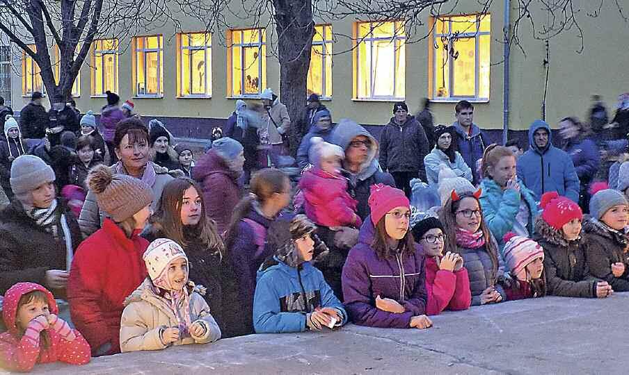 Az adventi koszorút idén is Kroó Henrietta és édesanyja, Kroó Istvánné készítette, amit ezúton is nagyon köszönünk.