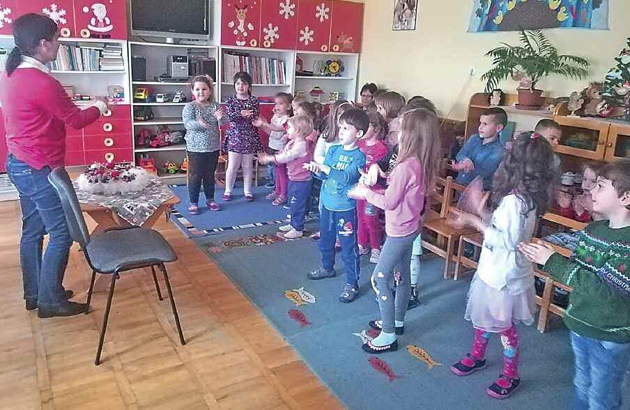 gyermekműsor keretében néphagyományokat és népszokásokat elevenítettünk fel sok énekkel, játékkal, mozgással. November 20-án a Méhecske csoport Tárnokra utazott az üveggyárba, üzemlátogatásra.