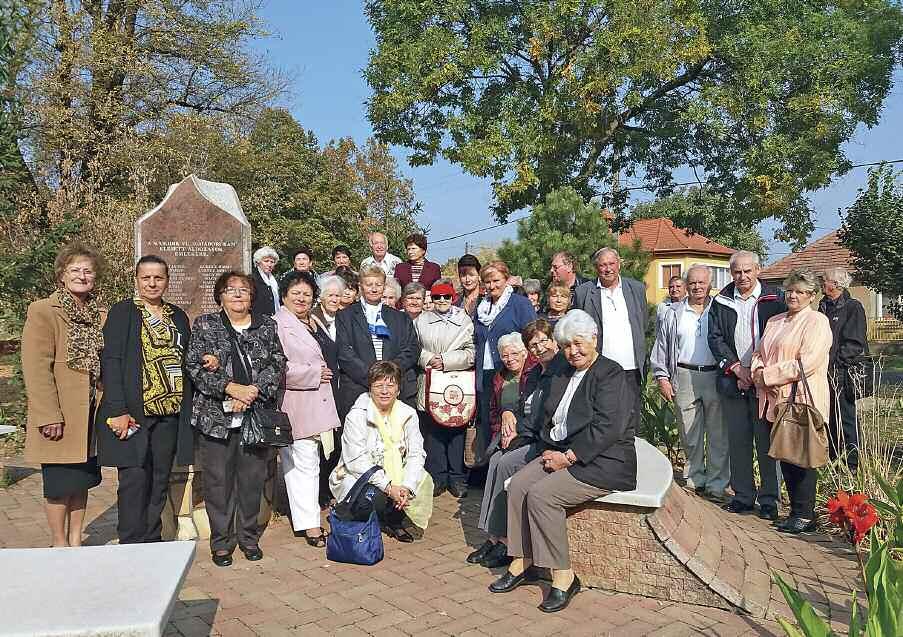 Márai Sándor csodálatos szavaival jellemezte kötődésünket szülőhelyünkhöz, gyermekkorunk eseményeinek helyszínéhez.