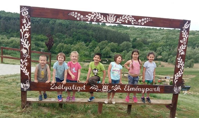 A műsor végén a kicsik megkínálták anyukáikat, mamikáikat a saját készítésű kókuszgolyóikkal. Május 4.-én a Zsályaliget Élményparkba kirándultunk.