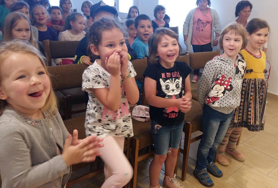 találós kérdésekkel. Erre az alkalomra a gyermekek kollektív munkával fát készítettek, madarakat rajzoltak rá.