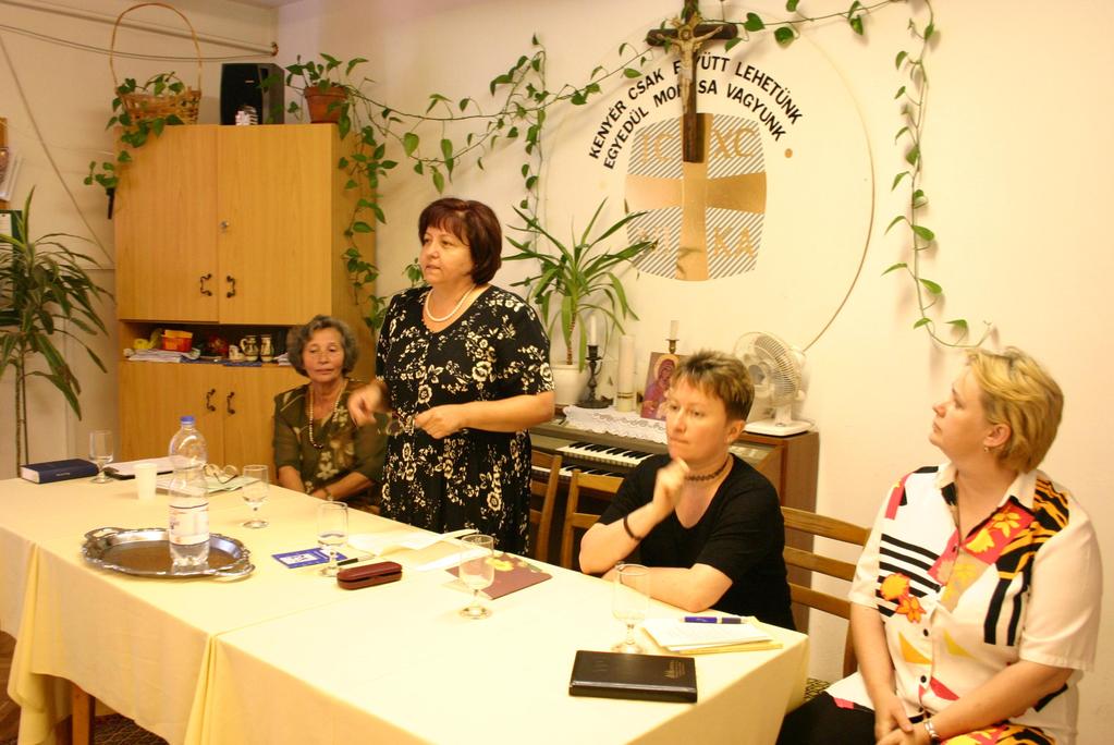 Jó szava, szelleme, védőszentje a mesebeli hősnek. Aki nélküle indul, nagyobb veszedelmek közé kerül, sebezhetőbb minden tekintetben.