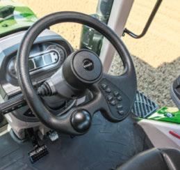 Ez supán ey suklómozdulattal irányítható a kartámaszban: A hátsó emelőművet működtető modul közvetlenül a multifunkiós joystik és a hidraulikus szelepeket működtető