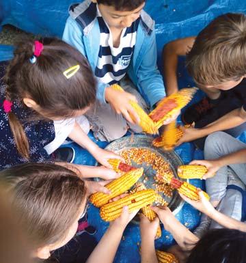 Idén is vakációnyitó gyerekdélutánnal kezdődött a program, kukoricamorzsolással, bábjátékkal, társasjátékkal, Mölkky-dobójátékkal. És, természetesen számos kézműves foglalkozással.