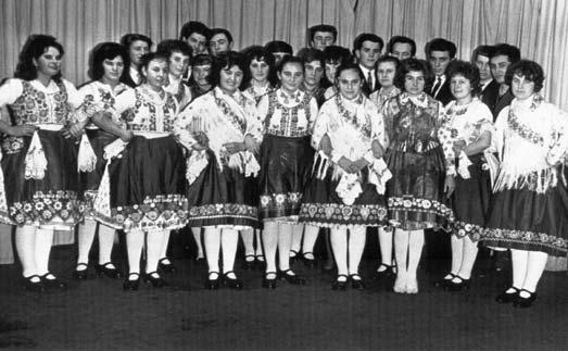 A gyerekek kultúra iránti szeretetére építve betanították a nagytarcsai lakodalmast, amellyel 1956-ban nagy sikert arattak a környező falvakban is.