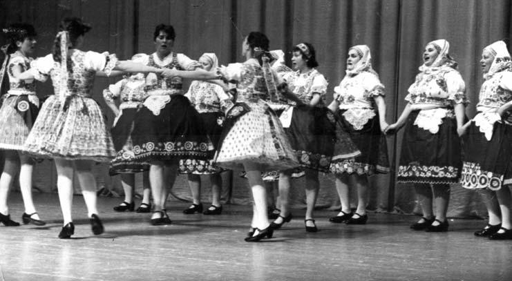 Igyekeztek közkinccsé tenni a nagytarcsai hagyományokat, gyönyörű népviseletünket, színpadra állítva néphagyományainkat. Budapest közelsége már az 1960-as évek elején nagy változást hozott.