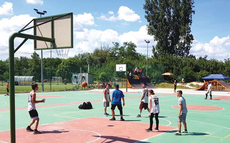 Pár elem hiányzik még, a gyártó rövidesen ezeket is leszállítja. Az alacsonyabb ugratók a rolleresek és gördeszkások számára készülnek.