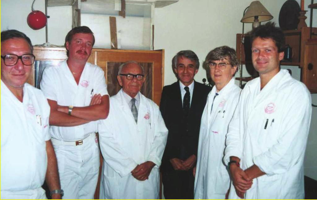 FOGORVOSI SZEMLE 110. évf. 4. sz. 2017. 141 2. kép: Több generáció együtt 1989-ben, Dr.