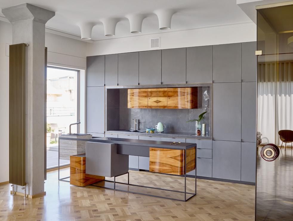 Nyitókép Tükörfal rejtett LED-világítással, egyedi konyhasziget, amerikai dió beépített szekrény egyedi fogantyúkkal A+Z Design Studio; Ring mennyezeti lámpa Be Light 102-103.
