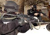 A SWAT 4-ben szinte úszunk a legmodernebb puskákban, pisztolyokban, különleges eszközökben, a magyar kollégák miből válogathatnak?