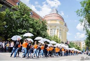 A Ballagók Parádéja keretében a fiatalok által ellejtett legnagyobb szimultán körtánc ötlete Szlovéniából származik, s elsőként