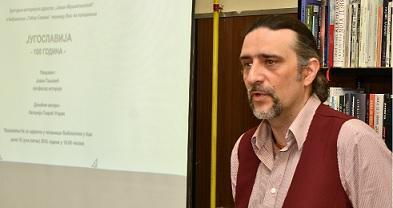 A trónörökös Karađorđević Aleksandar júnis 29-én ünnepélyes keretek közt szétosztја az elismerő okleveleket a szerbiai középiskolák legjobb tanulóinak.