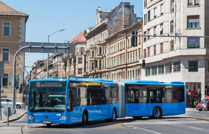 Akadálymentes, teljes hosszban alacsonypadlós, Légkondícionált utasterű, Euro-6 határértékeket teljesítő motorral szerelt.