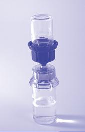lépés Helyezze rá az áttöltő eszköz kék színű végét az oldószert tartalmazó injekciós üvegre, és egyenesen nyomja le, amíg a kiálló tüske át nem hatol a gumidugón, és a helyére nem pattan.