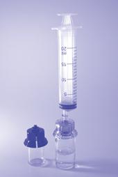 5. lépés Az óramutató járásával ellentétes irányba történő csavarással válassza le a kiürült oldószert tartalmazó injekciós üveget, illetve a kék színű részt az átlátszó részről.