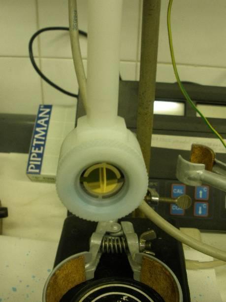 Az elektrokémiai cella Az általam használt kvarckristály munkalektródról, illetve a 3-elektródos elektrokémiai celláról készült fényképeket a 5. és a 6. ábrán mutatom be. 5. ábra.