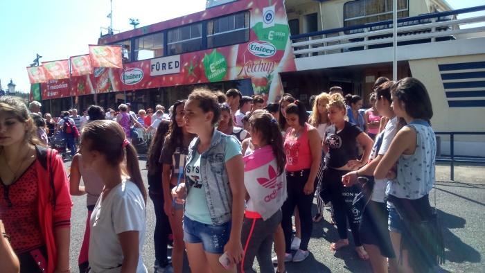 Az előző napi buszozás után mindenkinek jólesett a kényelmes tempójú séta. A kilátóból festői panoráma tárult elénk. A táborban elfogyasztottuk az ebédünket, majd keszthelyi városnézés következett.