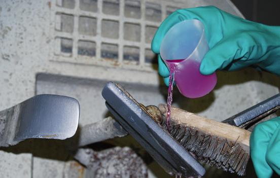 Alkalmazás Seprűvel, kefével vagy ecsettel hordjuk fel a Donnitil 3X-et a jól előnedvesített felületre. Rövid, max. 1 0-1 5 p e r c e s várakozási idő után vízzel alaposan mossuk le a Donnitil 3X-et.