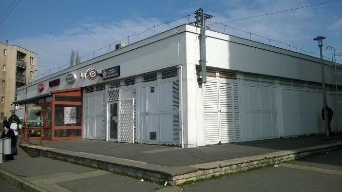 felől, háttérben a 9 és 10 emeletes