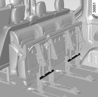 A hátsó ülésen végzett műveletek során ellenőrizze az ülés rögzítőelemeinek tisztaságát (nem lehet rajtuk kavics, rongy vagy bármi más, ami akadályozná az ülés megfelelő