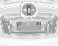 Top-tether rögzítőszemek A jármű a hátsó ülések háttámlájának hátulján két rögzítőszemmel van ellátva. A gyermekülések rögzítésére szolgáló Top-tether rögzítőszemeket a : szimbólum jelzi.