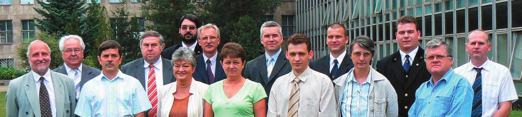 foglalkoznak a hidraulikus és pneumatikus rendszerek elemeinek felépítésével és mħködésével, körfolyamok tervezésével, üzemeltetési-karbantartási és méréstechnikai ismeretekkel valamint a
